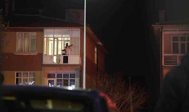 Bunalıma giren şahıs polise direndi: Evinin camlarını kırıp sokağa fırlattı
