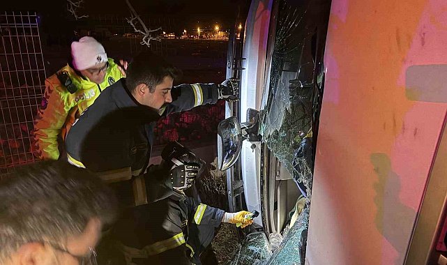 Burdur-Antalya karayolunda devrilen tırda sıkışan sürücü yaralandı