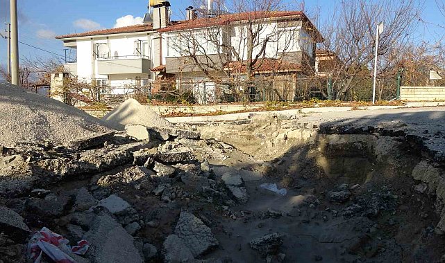 Burdur'da sokakta oluşan göçük 4 eve zarar verdi, 1 ev çökme tehlikesi nedeniyle mühürlendi