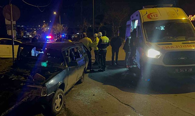 Bursa'da 2 araç kafa kafaya çarpıştı: Sıkışan sürücü yaralandı