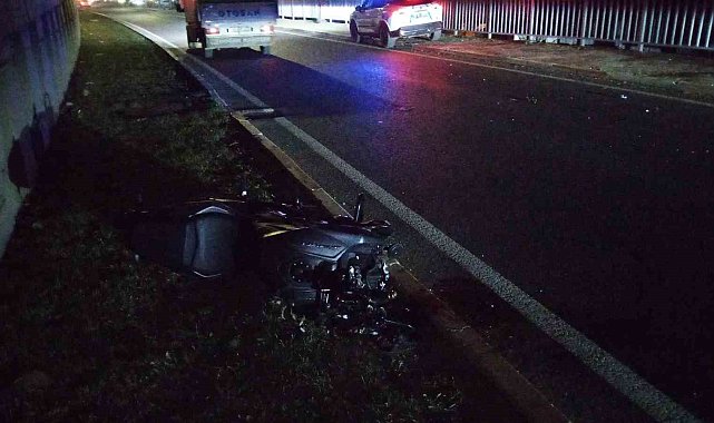 Bursa'da direğe çarpan motosiklet ikiye bölündü: 1 yaralı