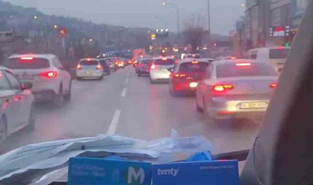 Bursa'da yoğun trafiğe rağmen fermuar sistemi uygulandı