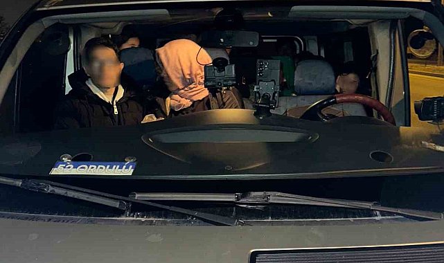 Çanakkale'de araç içinde 15 kaçak göçmen yakalandı, 1 göçmen kaçakçısı tutuklandı