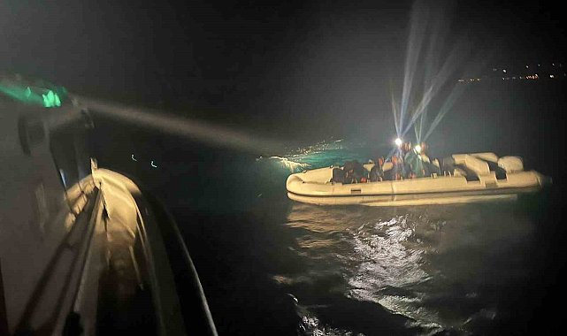 Çanakkale'de motoru arızalanan lastik botla sürüklenen 12 kaçak göçmen kurtarıldı