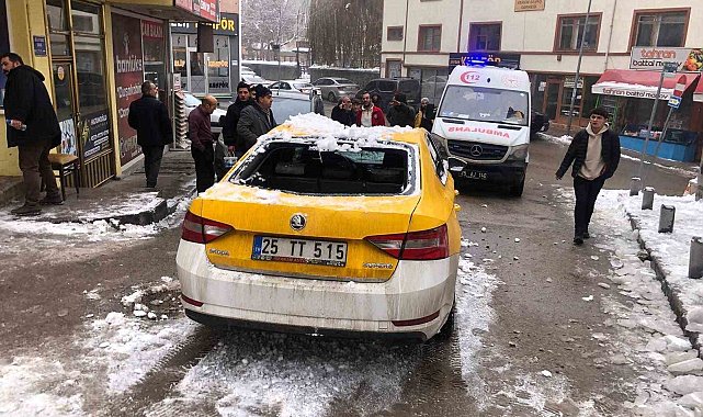 Çatıdan düşer kar kütlesi 2 otomobili kullanılamaz hale getirdi