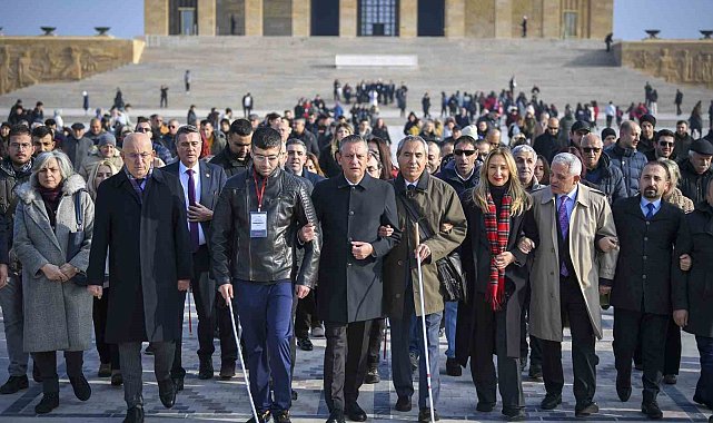CHP Genel Başkanı Özel, engellilerle birlikte Anıtkabir'i ziyaret etti