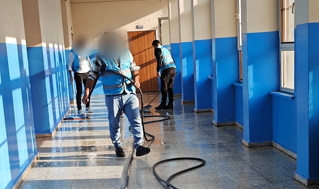 Cizre'de denetimli serbestlik yükümlüleri okulları temizledi