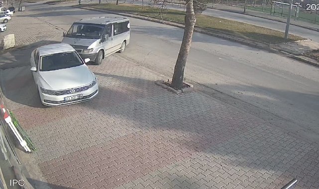 Çocuk sürücü park halindeki otomobile çarptı: O anlar kamerada