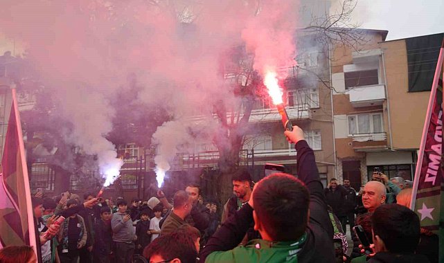 Çocuklar, Kocaelispor'un oyuncularını meşalelerle karşıladı