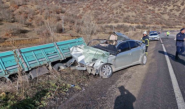 Çorum'da kamyonla çarpışan otomobil hurdaya döndü, 2 kişi öldü