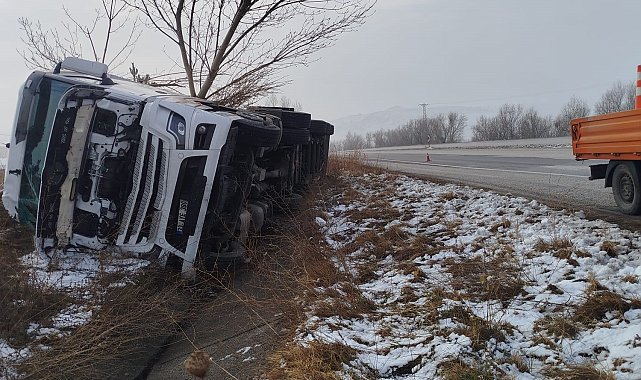 Çorum'da sis kazaya sebep oldu: Devrilen tırın sürücüsü yara almandan kurtuldu