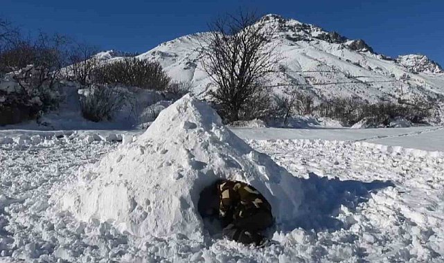 Dağların oğlu kar mağarası yaptı