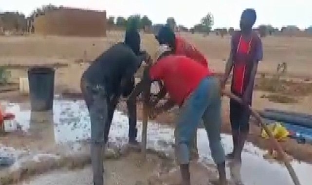 Deprem şehitleri anısına Afrika'da su kuyusu açtırdı