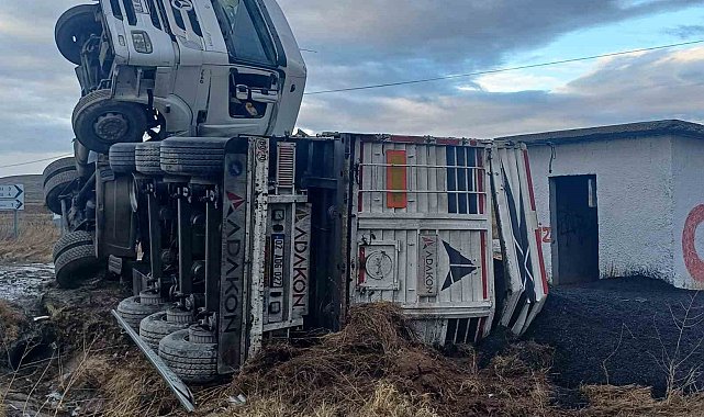 Devrilen tırın kabini havada asılı kaldı