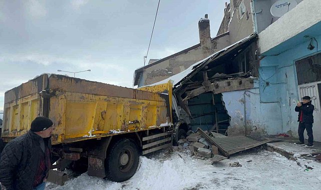 Direksiyon hakimiyetini kaybeden kamyon sürücüsü kömürlüğe daldı