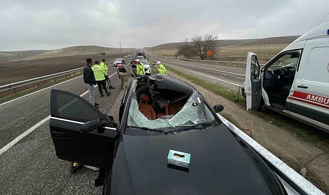 Diyarbakır'da tırdan fırlayan tekerin seyir halindeki otomobilin tavanına düşmesiyle 1 kişi öldü
