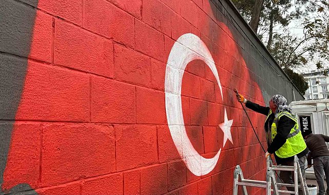 Dulkadiroğlu Belediyesi'nden duvar yazıları yerine Türk Bayrağı