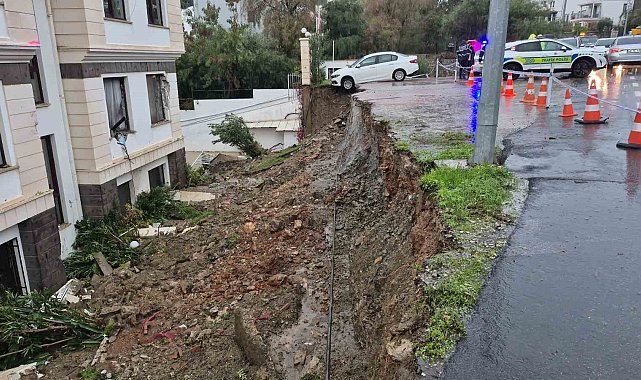 Duvar yıkıldı, otomobil altında kaldı