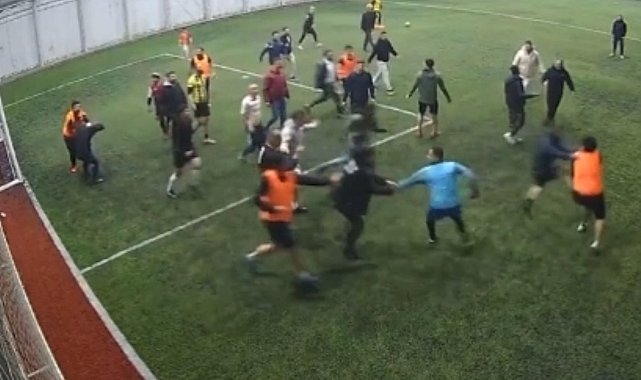 Elazığ'da halı saha maçındaki kavga kamerada: Tekme ve tokatlar havada uçuştu