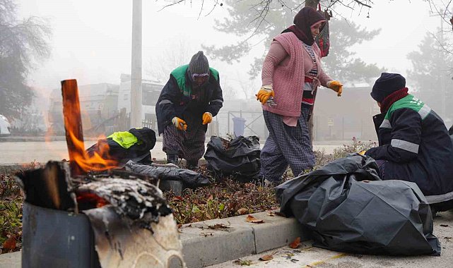 Emekçi kadınların soğuk havada zorlu mesaisi