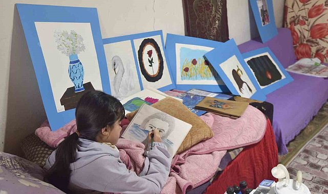 Engelli genç kız, resim sevgisiyle hayata tutunuyor