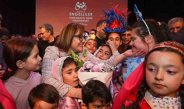 Engelsiz Yaşam Merkezi'nde tedavi gören öğrenciler sahne şovlarıyla beğeni topladı