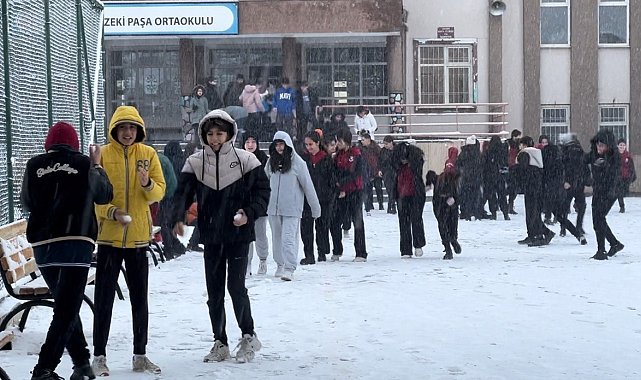 Erzincan'da okullarda kartopu şenliği yaşandı