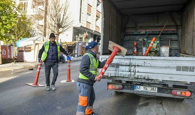 Esenyurt Belediyesi ekipleri trafiği aksatan dubaları topladı