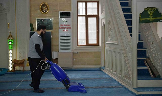 Esenyurt Belediyesi ibadethaneleri dip köşe temizliyor