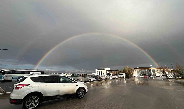 Eskişehir&#039;de yağmur sonrası ortaya çıkan rengarenk gökkuşağı manzarası