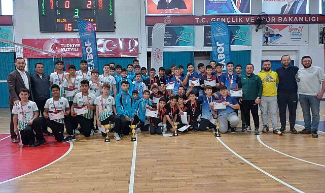 Fatih Ortaokulu voleybolda şampiyon oldu