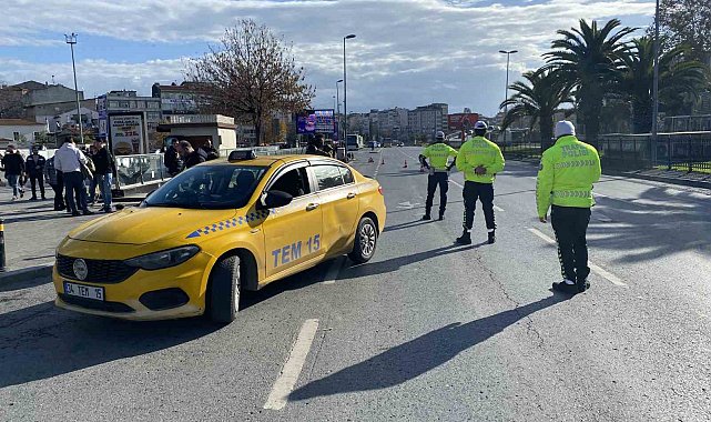 Fatih'te sivil polisler yolcu gibi taksilere bindi, kural ihlali yapan sürücülere ceza yazıldı
