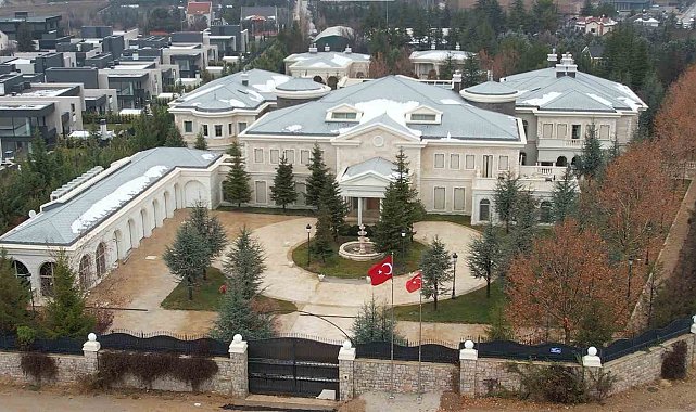 FETÖ'nün Varlık Fonu'na devrilen malikanesine Türk bayrakları çekildi