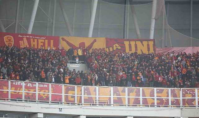 Galatasaraylı taraftarlar takımını yalnız bırakmadı