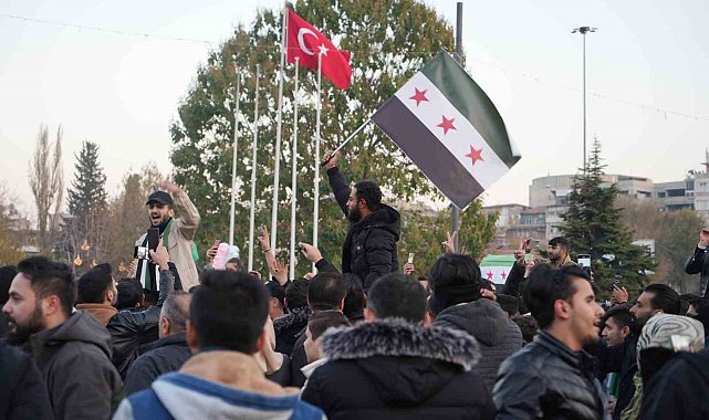 Gaziantep'te Suriyeliler Esad rejiminin devrilmesini kutladı