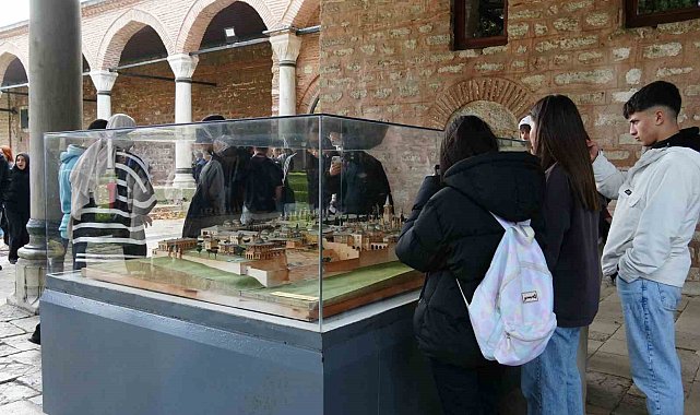 Gençler İstanbul'un tarihi mekanlarını gezdi