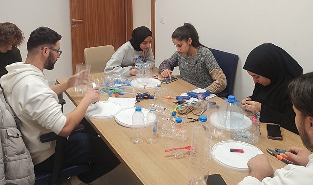 Gençlerden kuşlara yem desteği