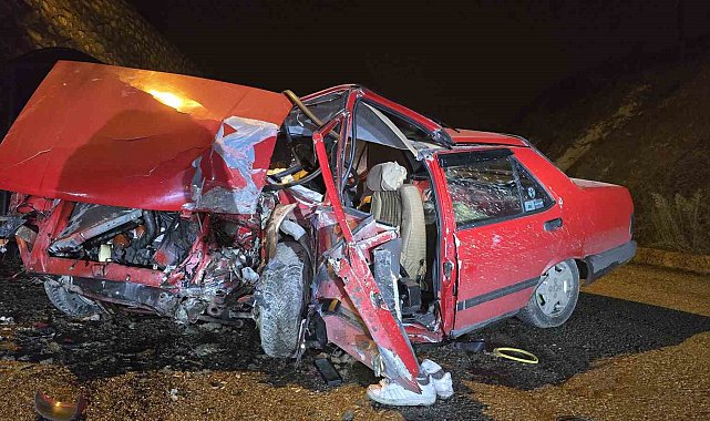 Gençlerin Tofaş'la hızı elektrik direğinde son buldu: 3 yaralı
