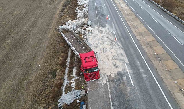 Geri dönüşüm malzemesi yüklü tır devrildi, sürücü yaralandı