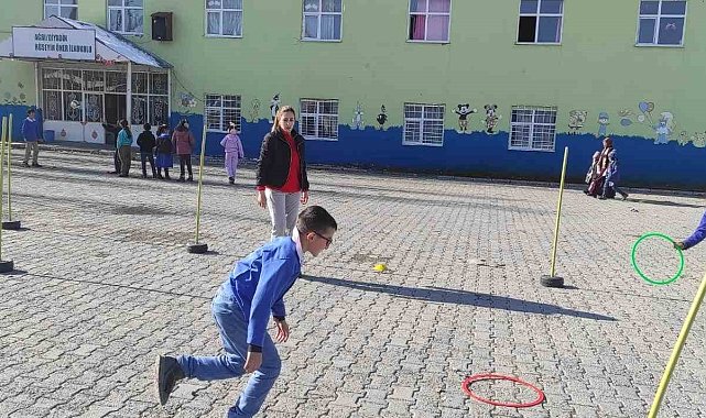 Gönüllü gençler öğrencilerle oyun oynadılar