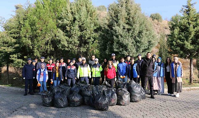 Gönüllü gençler ve jandarmadan 'çevre temizliği' farkındalığı
