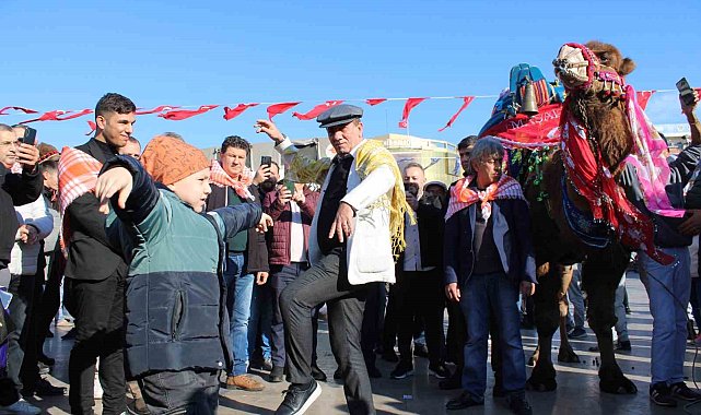 Görücüye çıkan develer ilginç görüntülere sahne oldu