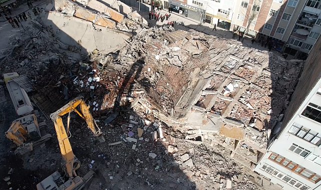 Güngören'de çöken 5 katlı binanın bitişiğindeki 2 bina tahliye edildi