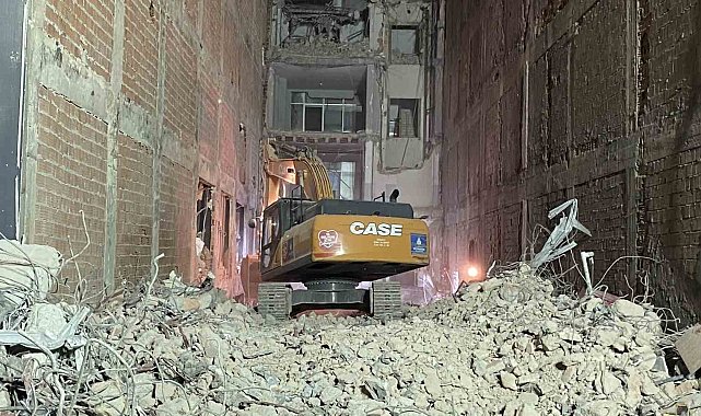 Güngören'de çöken binanın altında kalan işçiyi kurtarma çalışmaları 40 saattir sürüyor