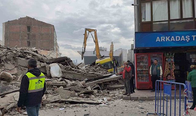 Güngören&#039;de kentsel dönüşüm kapsamında yıkımı yapılan bina çöktü