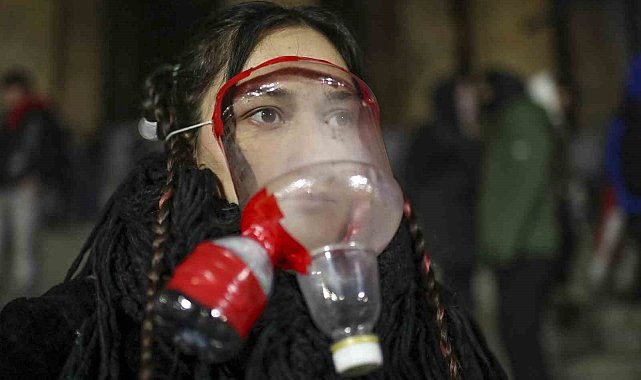 Gürcistan parlamentosunda havai fişekli protesto sürüyor: 48 gözaltı
