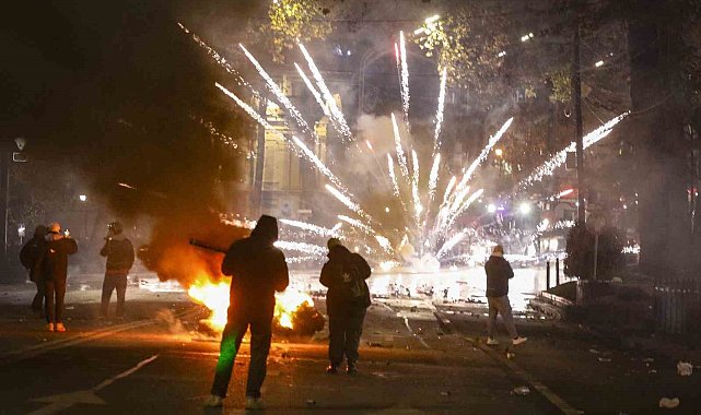 Gürcistan'da göstericiler yine polisle çatıştı: 34 gözaltı