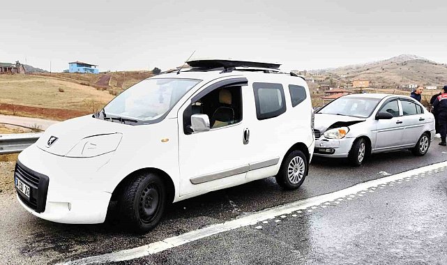 Hafif ticari araç ile otomobil çarpıştı: 2 yaralı