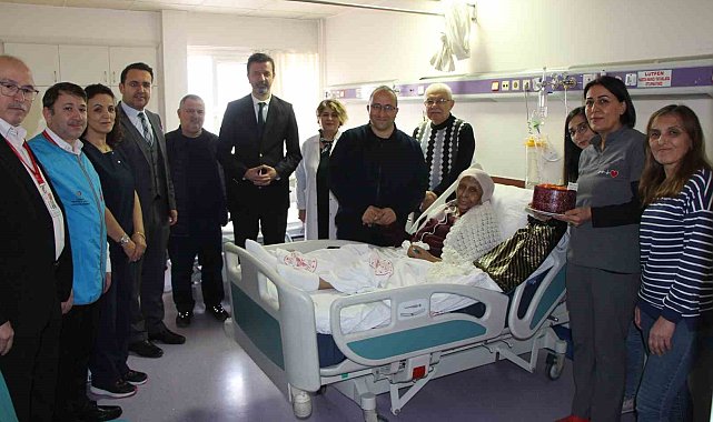 Hastane çalışanlarından Fatma nineye anonslu, pastalı doğum günü sürprizi: "İyi ki varsın"