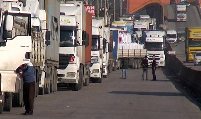 Hatay İskenderun&#039;da uzun TIR kuyruğu oluştu